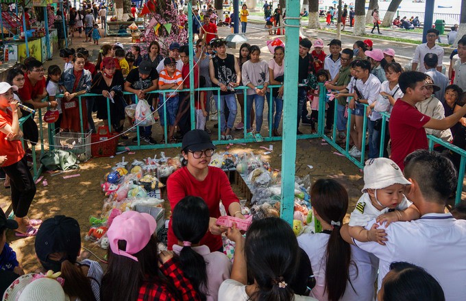 Chen chân chơi công viên dịp Tết Dương lịch