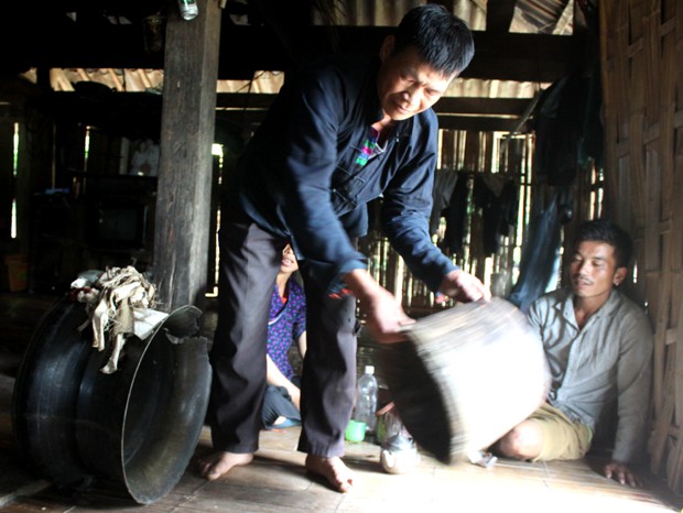 Anh Ly Văn Nghiệp mô phỏng điệu múa trống cổ truyền.