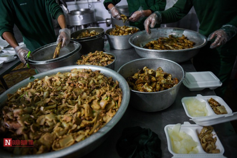 Tin nhanh - Lạng Sơn: Nhộn nhịp căn bếp ấm tình quân dân tại trại cách ly (Hình 7).