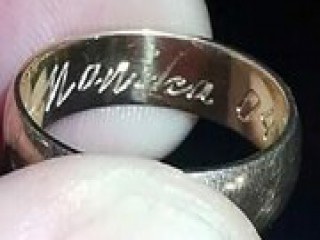 Khách Anh mò thấy nhẫn vàng khi lặn biển