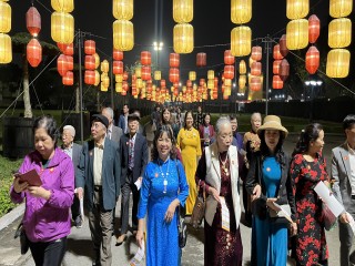 Tour đêm “Giải mã Hoàng thành Thăng Long” - Chuyến tàu “đa thế hệ” ngược về quá khứ