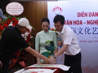 Triển lãm tranh hoa mẫu đơn "hớp hồn" giới mộ điệu tại Diễn đàn Văn hóa Quốc Tế 2025