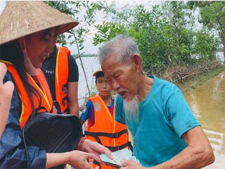 Công Vinh: 'Tôi dặn vợ lo cứu trợ, đừng bận tâm lời khen chê'