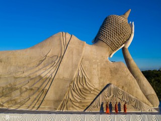Trăng lên trên chùa Som Rong